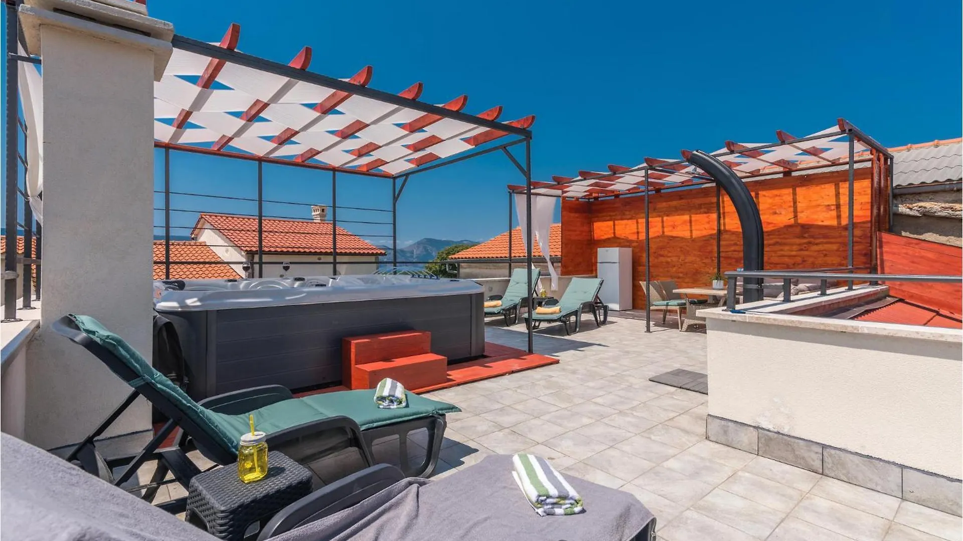 Gorgeous Home In Pinezici With Jacuzzi