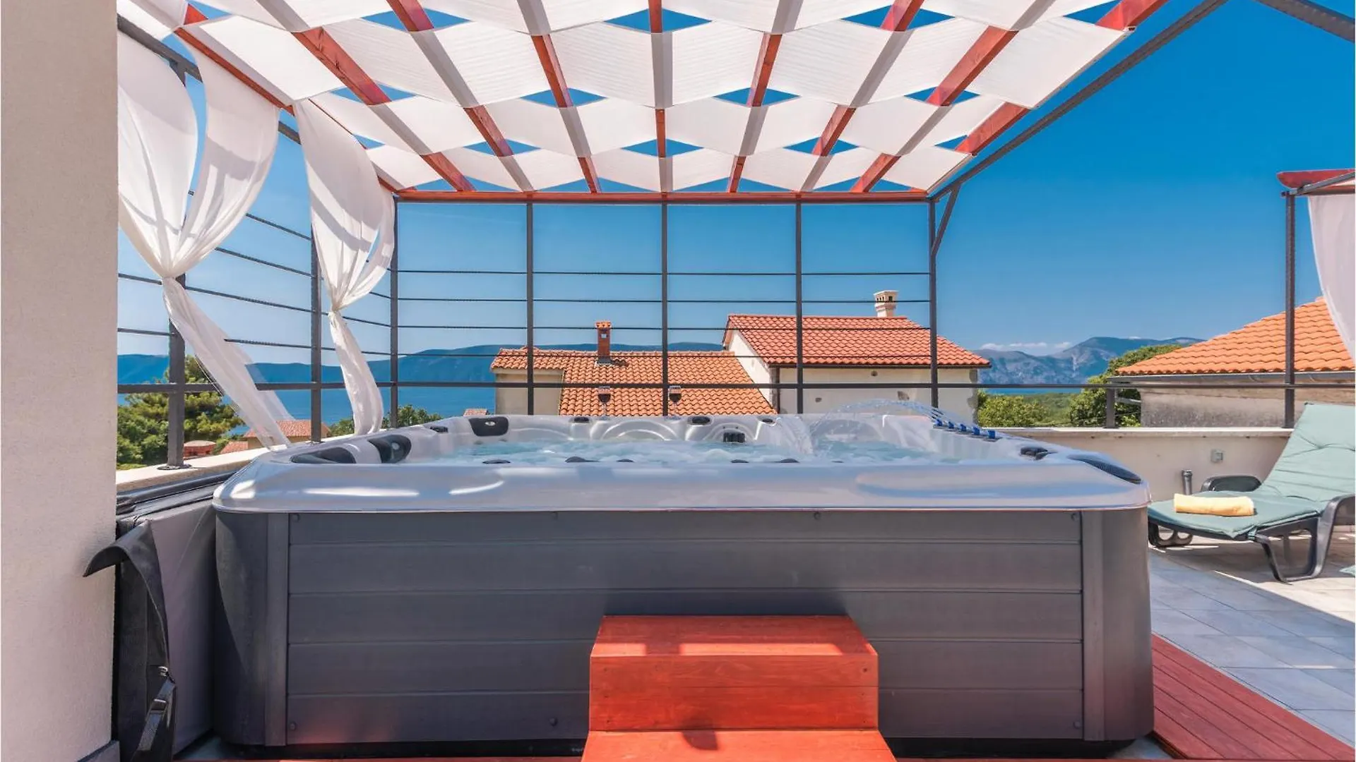 Gorgeous Home In Pinezici With Jacuzzi